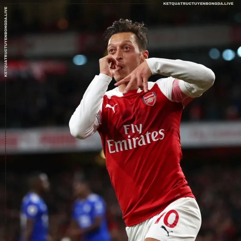 Arsenal chính là việc xây dựng lối chơi xoay quanh Mesut Oezil